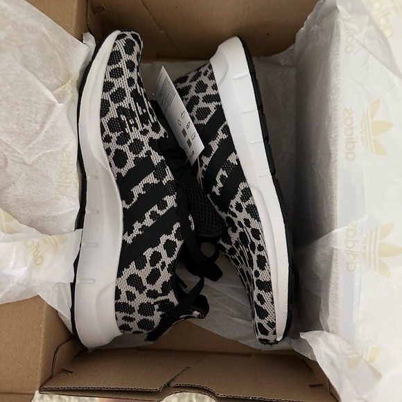 Women's Adidas Swift Run Shoes - US 7.5 / Raw White / Core Black / Carbon - Picture 2 of 3